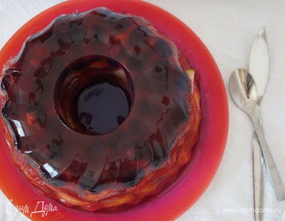 Салат застыл, переворачиваем форму,помогаем феном подогреть бока формы, чтобы салат оказался на блюде. И вот...