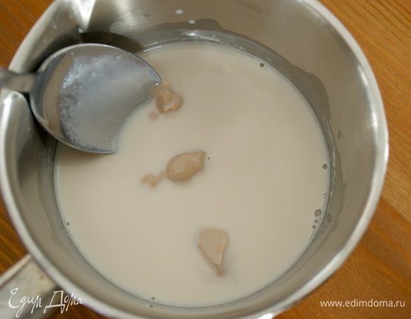 Приготовить опару... В слегка теплом молоке развести дрожжи (у меня свежие дрожжи, но можно взять и сухие — 4 г). 