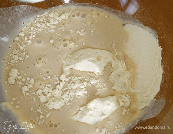 В миску просеять муку и влить в нее молоко с дрожжами. 
