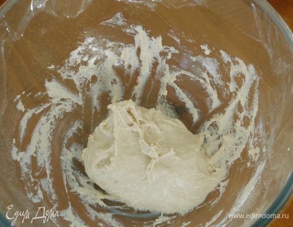 Размешать все до состояния кашицы, накрыть миску пищевой пленкой и убрать в тихое теплое место (хорошо подойдет шкаф электрической духовки, включенной в режиме "освещение") на 1 час. 