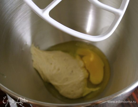 Наше тесто будет очень напоминать классическое сдобное тесто для Бриошь! Такое же воздушное и нежное!
В чаше стационарного миксера (используя насадку "лист") начать смешивать все ингредиенты для теста... Важно, чтобы все ингредиенты были комнатной температуры! Выложить опару и добавить яйцо, начать смешивать.