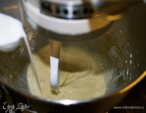 Влить постепенно молоко (комнатной температуры), продолжая размешивать, добавить сахар и соль. 