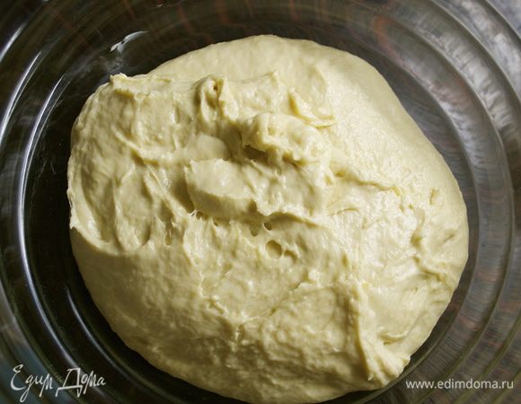 Тесто получается достаточно мягким... Переложить его в большую миску и накрыть пленкой. Убрать в тихое место на 2 часа. После чего убрать миску с тестом в холодильник еще на 12 часов. 