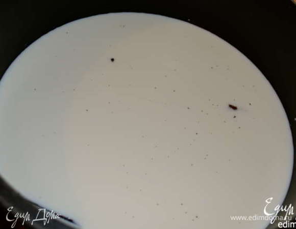 Приготовить заварной крем... Первым делом в горячее молоко положить стручок ванили (семена и сам стручок) на полчаса... Дать молоку остыть.