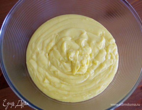 Переложить крем в миску, накрыть пищевой пленкой в контакте с поверхностью крема и дать остыть. Несколько слов о заварном креме. Мне кажется, что за последние 2-3 года я уже столько наварила этого крема!... Мне нравится делать его двумя способами; один из них я встретила впервые в одном из рецептов Нины... Это способ приготовления заварного крема по методу Л.Монтерсино, когда в практически закипающее молоко мы выкладываем предварительно смешанные вместе желтки с сахаром и мукой, и ничего не мешая, ждем, когда смесь начнет закипать... И тогда уже быстро все размешиваем и снимаем с огня. Получается достаточно быстро и хорошо! А другой способ, которым я пользуюсь последнее время, это когда мы сразу в НЕ горячее молоко кладем яйца с сахаром, следом просеиваем муку, все тщательно перемешиваем и на слабом огне доводим до загустения (как в данном рецепте). Хочу просто сказать, что важно уделить вашему заварному крему внимание, и, не переставая, помешивать его во время варки!! И тогда он у вас получится приятной, шелковистой, нежной консистенции...и совсем без комочков! Такой крем и как отдельный десерт подать не стыдно, предварительно разлив по креманкам и остудив.