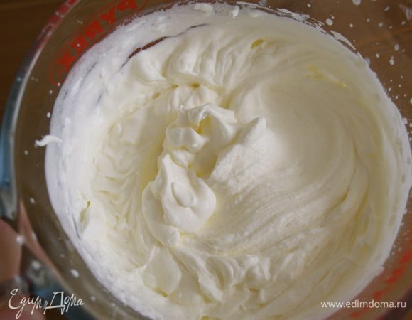 Теперь отдельно взбить сливки. Как только почти взобьются, добавить сахарную пудру и продолжить взбивать до загустения, у нас получится крем Chantilly.