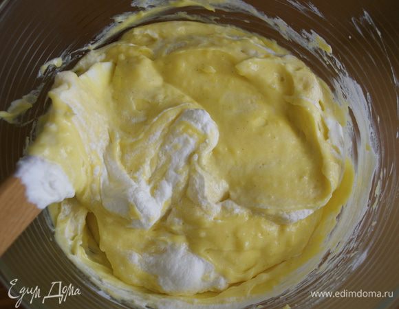 Смешать оба вида крема (заварной и Chantilly) аккуратными заворачивающими движениями... Полученный крем снова накрыть пленкой и убрать в холодильник, чтобы он загустел. Крема получилось много и он очень вкусный! Поэтому, даже если у вас и останется немного крема после смазывания тарта, просто разложите его в креманки и подайте как отдельный десерт... Очень вкусно!   