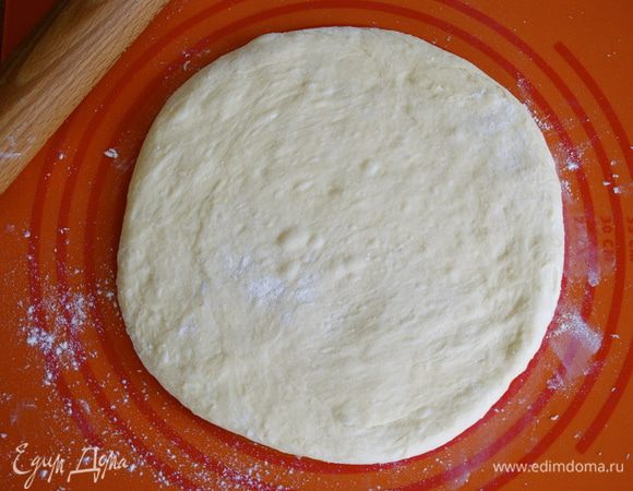 Тесто достать из холодильника за два часа перед тем, как мы начнем с ним работать. Выложить тесто на припыленную мукой поверхность стола и раскатать в круг диаметром 24 см. Переложить на противень, застеленный листом пекарской бумаги (я сразу раскатала на силиконовом коврике). Накрыть пленкой и дать постоять еще 1 час. 
