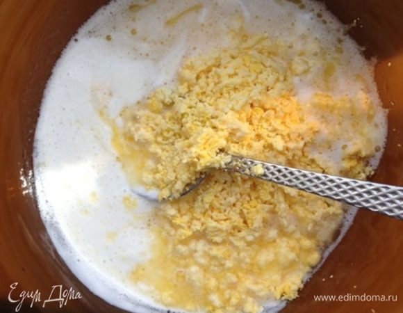 Соду размешать со сметаной, добавить размятые желтки и растопленное сливочное масло.