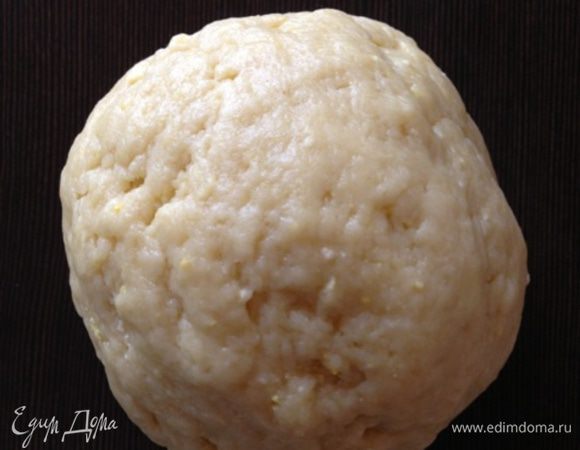 Добавить муку и замесить мягкое тесто. Разделить его на 2 части. 
