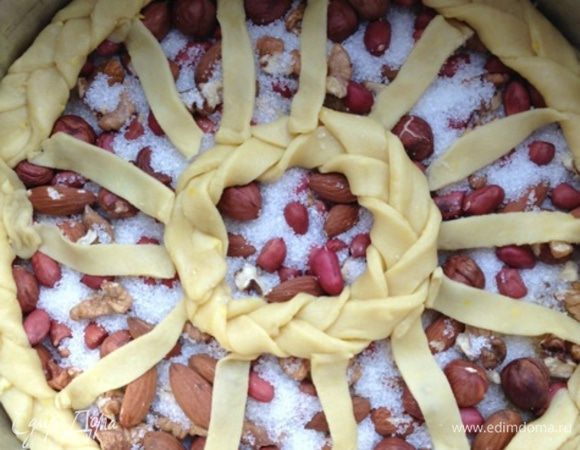 
Поставить пирог в разогретую до 170 градусов духовку минут на 40 до зарумянивания.