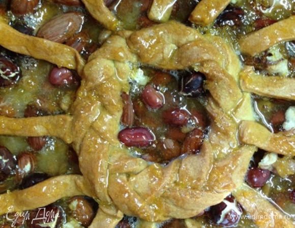 Достать готовый пирог и равномерно полить горячим сиропом. Если сахар на пироге в духовке полностью не расплавился - не беда, сироп все исправит.