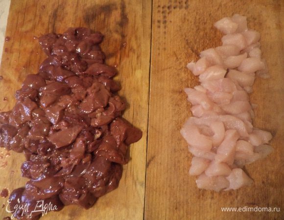 Куриное филе и печень нарезать кубиками.