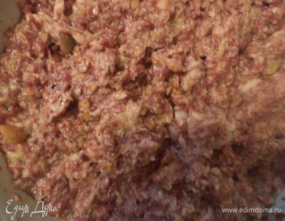 Желудочки (или сердечки), сало, лук, чеснок, вымоченный и тщательно отжатый батон пропустить через мясорубку.
