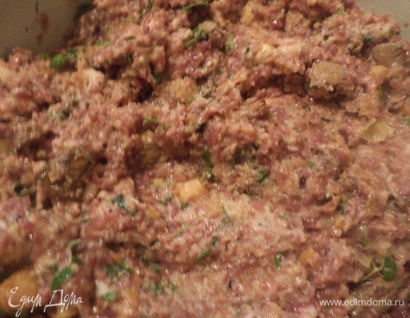 Добавить сырые яйца, посолить, поперчить, добавить мелко нарезанную зелень, тщательно перемешать.
Добавить кубики обжаренного филе и печени, перемешать.