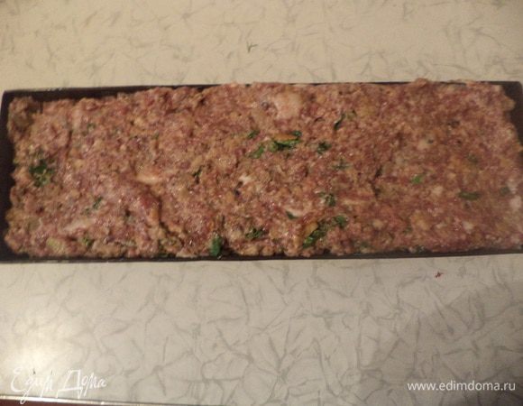 Длинную форму для выпечки кекса смазать маслом, присыпать сухарями, выложить полученную массу в форму, утрамбовать.
Запекать при температуре 180 градусов 80 - 90 минут.