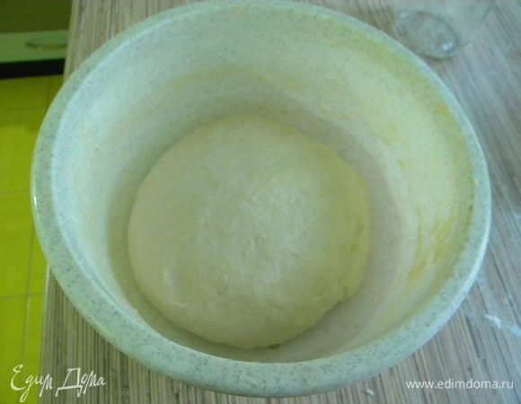 Замесим тесто, что я уже описывала в предыдущем рецепте багета, подогреем немного молоко туда кладем дрожжи, соль, сахар, муку. Замешиваем хорошо мин. 10.