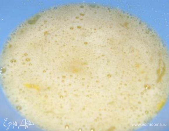 Яйца слегка взбить с сахаром, добавить к мучной смеси, перемешать.