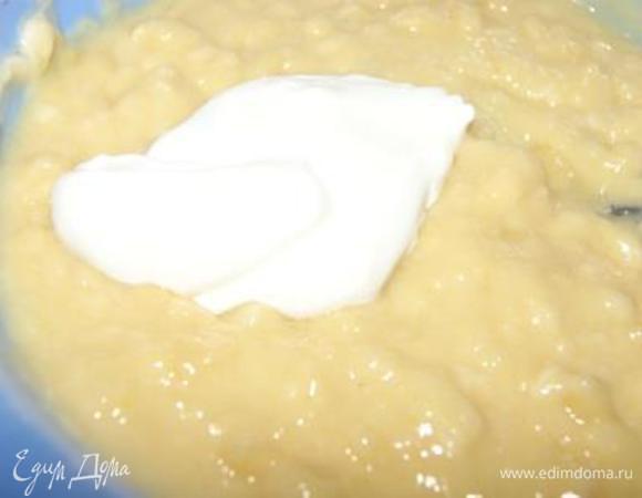 Добавить воду и коньяк, сметану, перемешать.