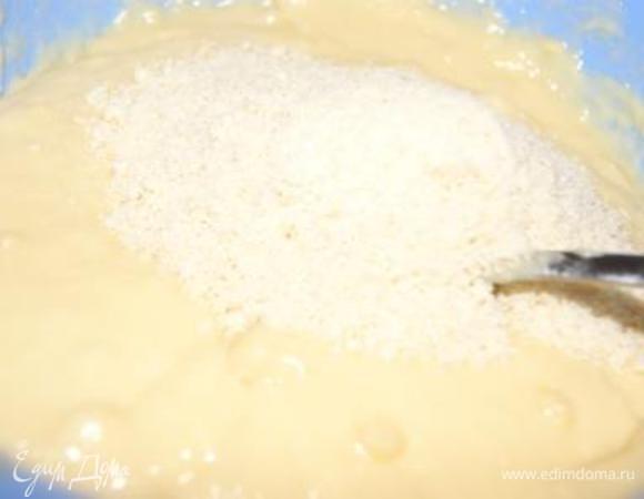 Добавить миндальную муку, замесить тесто.