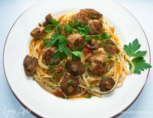 Подавать с гарниром в виде пасты или картофельного пюре, украсив зеленью!
         

                              Приятного аппетита!