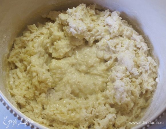 Влить растопленное масло.