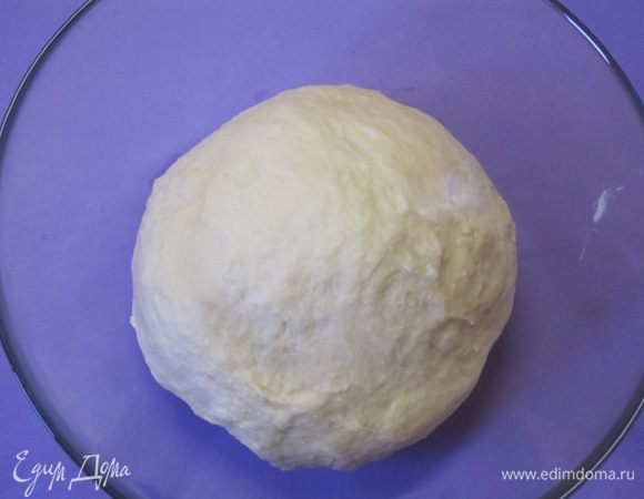 Вымесить тесто, пока оно не станет гладким и не перестанет липнуть к рукам. Затянуть тесто пленкой и поставить в теплое место для подъема на 1 час. Обмять подошедшее тесто, немного промесить и снова поставить с теплое место на 1 час.