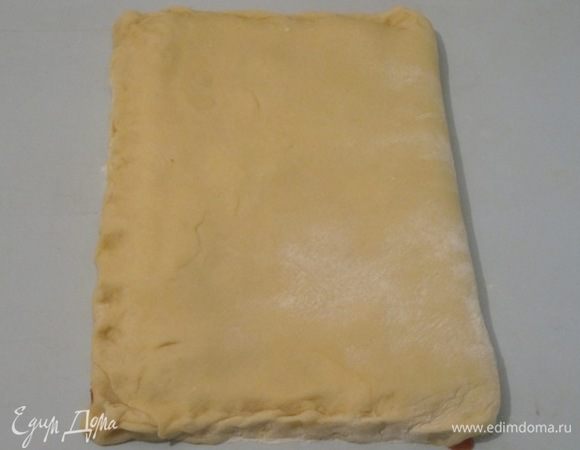 Мысленно разделить прямоугольник по длинной стороне на 3 части и сложить тесто втрое, чтобы получился прямоугольник 20х30 см.