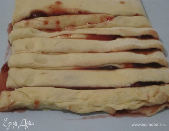 Защипнуть края теста. Разрезать поперек на 12 полосок. Вот на этом этапе вытекло немного джема.