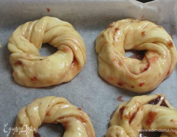 Перекрутить каждую полоску 3-4 раза и сложить колечком, соединить края. Выпекать 15-20 минут при 180 С.