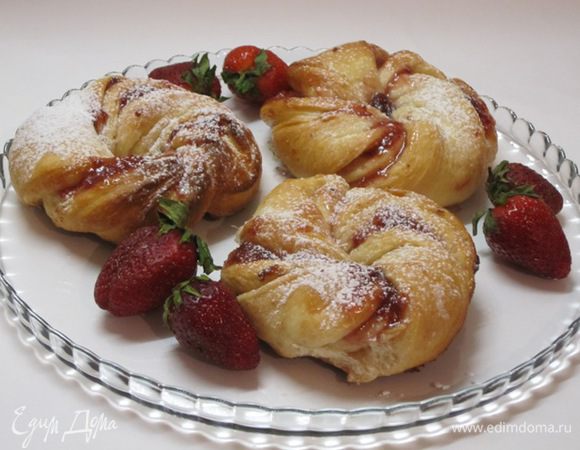 Остудить, посыпать сахарной пудрой.