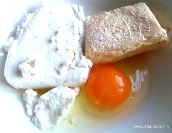 Соединить нежный творог,мягкое масло и яйцо крупное.