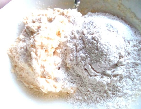 Добавить соль,разрыхлитель и муку. Рикотта сладковатая,поэтому сахар не добавляла.