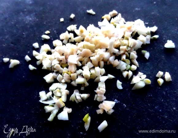 Чеснок измельчить.