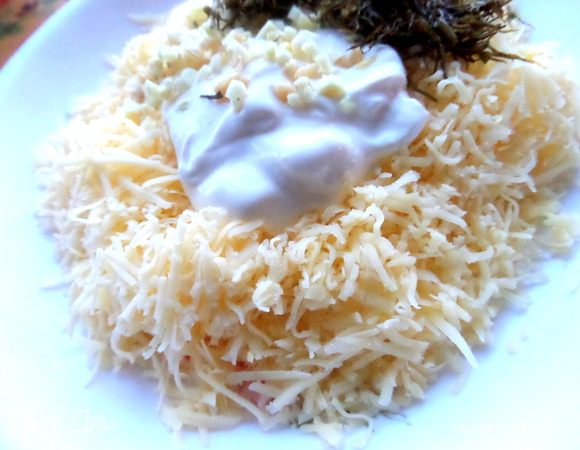 В сыр добавить майонез для связки и чеснок.