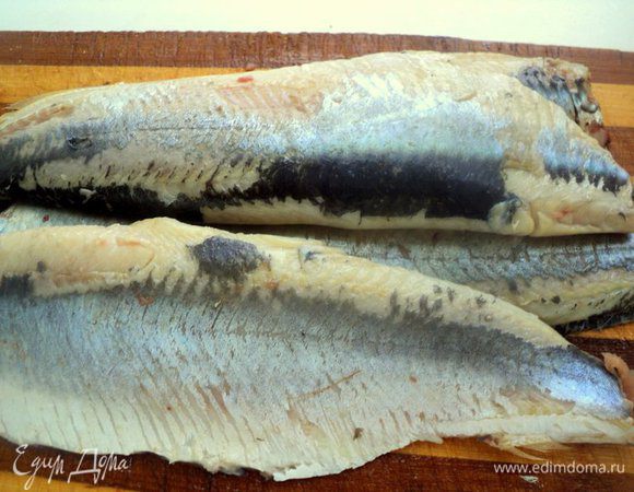 Селедку почистить от кожицы и разделать на филе. Затем порезать кусочки шириной 1-1.5 см.