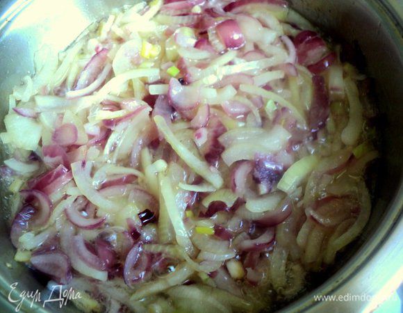 Приготовим соус. Лук порезать четверть кольцами и пассировать на растительном масле до прозрачности.
