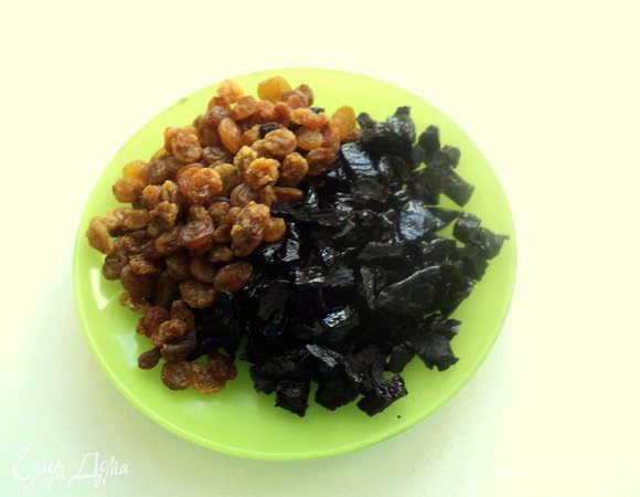 Чернослив и изюм промыть горячей водой, чернослив порезать небольшими кусочками.