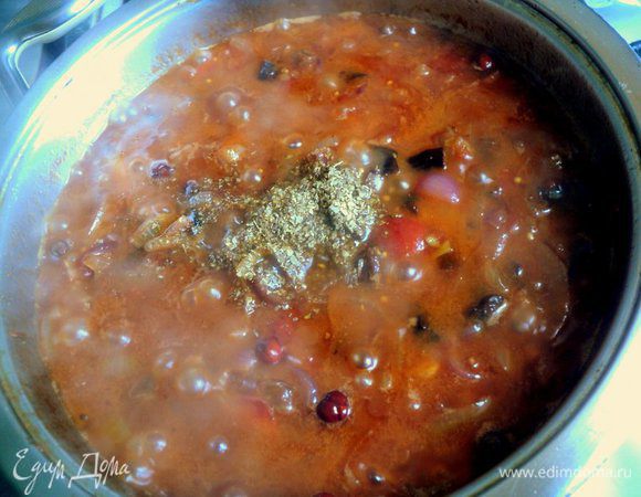 Добавить горчицу с зернами, яблочный уксус, сахар. Долить, если необходимо, немного горячей воды и тушить 2-3 минуты. В конце добавить в соус сухой майоран. Охладить соус.