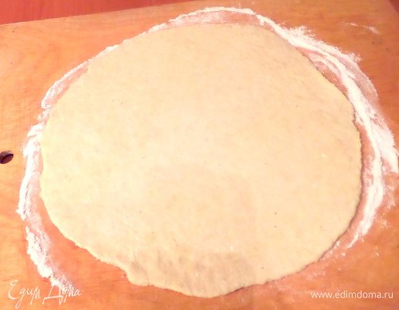 Раскатаем тонко часть побольше.