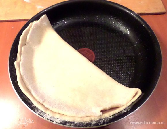 Перенесём пласт в смазанную маслом тефлоновую форму диаметром 22 см.