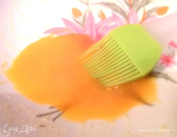 Желток отделить от белка и взбить вилкой или кисточкой.