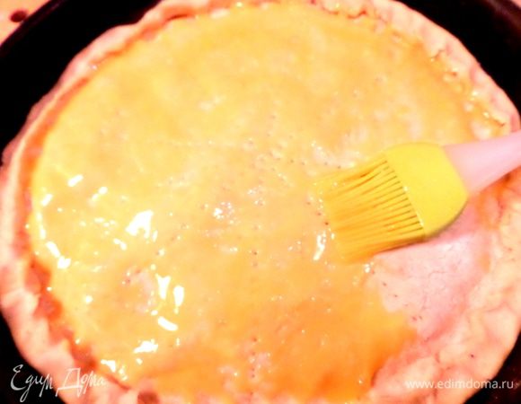Смазать всю поверхность желтком.