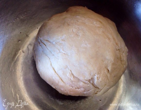 Соединить с мукой,и замесить тесто. Накрыть пленкой,убрать в теплое место на 30 минут.