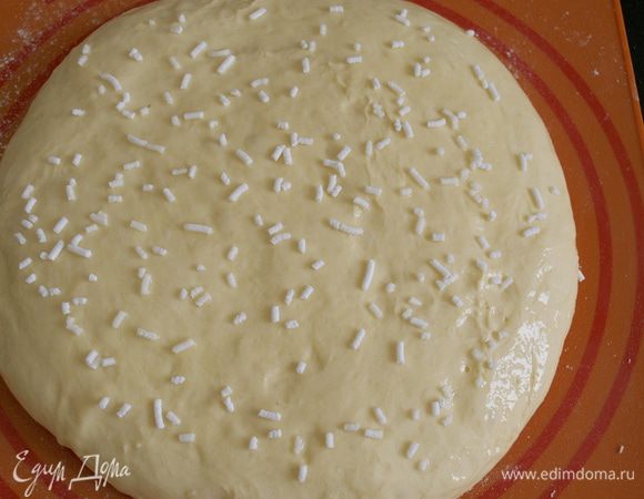 ...и присыпать декоративным сахаром. Поставить в разогретую до 160°С духовку и выпекать корж 50 минут. Если за это время верх начнет сильно темнеть, прикрыть листом фольги.  