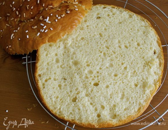 Остывший корж разрезать пополам и украсить внутри кремом... 