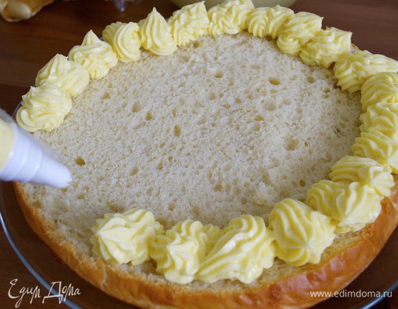 Можно просто смазать кремом, а можно выложить его на нижний корж в виде таких "розочек"... 