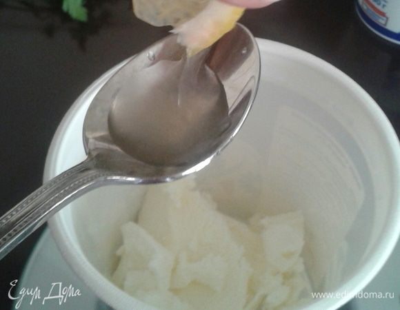 Приготовим сорбетто. Единственный нюанс который я не смогла воссоздать, по рецепту итальянца, это лимонное мороженое,  но выход был  найден, мороженое можно смешать с соком лимона. И так  начнем. Берем мороженое, добавляем в него ложку лимонного сока, пару ложек охлажденного, сухого шампанского или другого игристого вина.