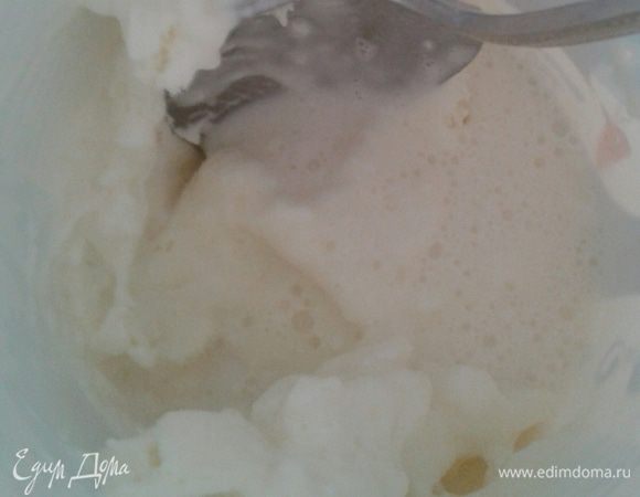 Все интенсивно перемешиваем, можно миксером я отлично справляюсь ложкой, шампанское добавляем по не многу, чтобы добиться той консистенции которая вам необходима, сорбетто должно быть состояния жидкой сметаны. Да и еще в Италии в такой сорбетто повар добавил немного водки я решила этот ингредиент опустить, кому интересно попробуйте.
