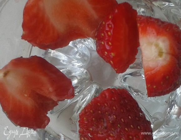 Клубнику моем,  нарезаем, покрупнее.  Кусочки должны быть такие, как вам нравятся.